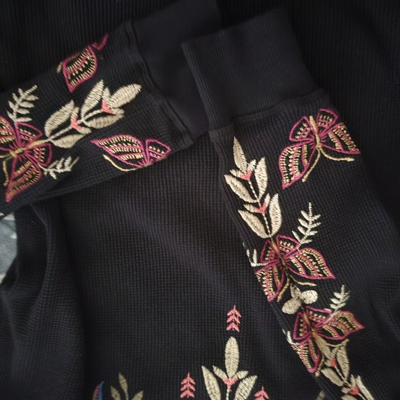 Johnny Was Embroidered & Floral Pattern Top Lot. - Picture 12 of 16